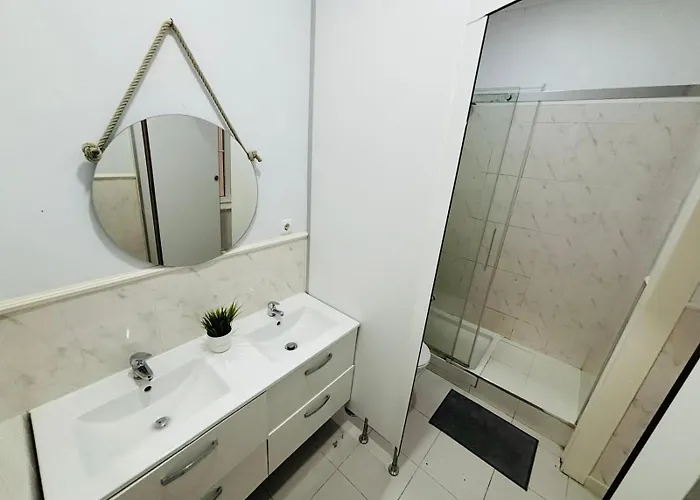 Luxury In Next Station Lissabon